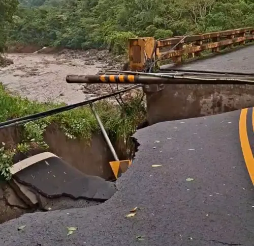 巴威颱風豪雨襲苗栗！山區多處坍方、路基掏空　縣府連夜搶修
