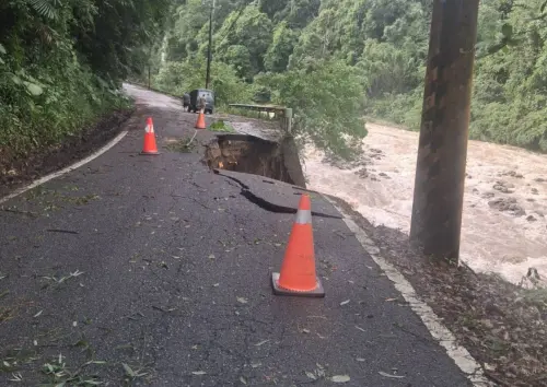 ▲苗61線6.8k處路基掏空，目前已先完成警戒措施，初步認定無法通行，將進行管制。（圖／苗栗縣政府提供）