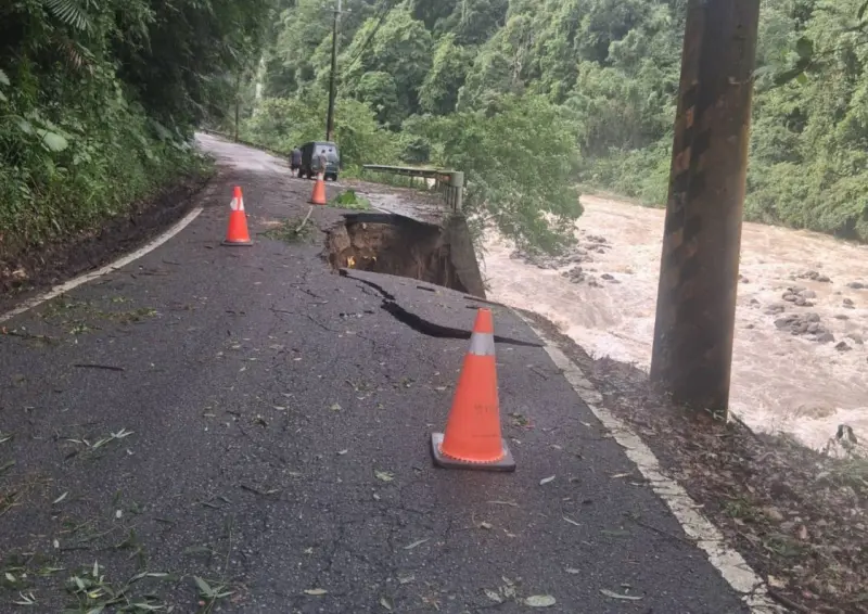    ▲苗61線6.8k處路基掏空，目前已先完成警戒措施，初步認定無法通行，將進行管制。（圖／苗栗縣政府提供）  