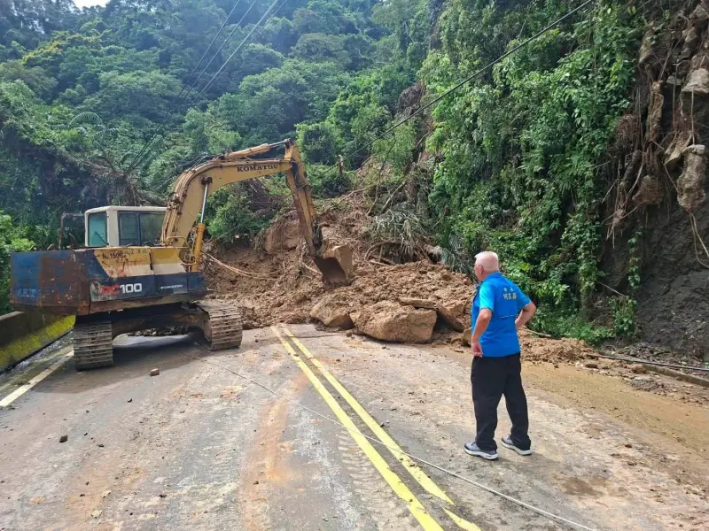    ▲苗26線9k邊坡大量石塊夾雜泥土擋住雙向交通，鄉公所持續進行清除作業。（圖／苗栗縣政府提供）  