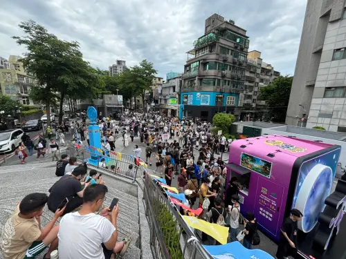 ▲巴威颱風過境後，抓寶人潮從台北車站轉移至中山站。（圖／記者徐銘穗攝）