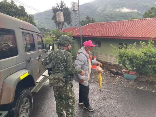 ▲國軍第四作戰區協助六龜區日前預防性撤離的民眾安全返回住家。（圖／國防部提供）