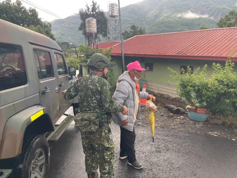    ▲國軍第四作戰區協助六龜區日前預防性撤離的民眾安全返回住家。（圖／國防部提供）  