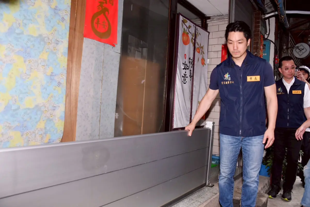 ▲經常評論時事的精神科醫師沈政男認為，台北市長蔣萬安（圖）2032、2036當選的機會相當大。圖為蔣萬安在巴威颱風期間，視察大同區光能里韌性社區。（圖／北市府提供）