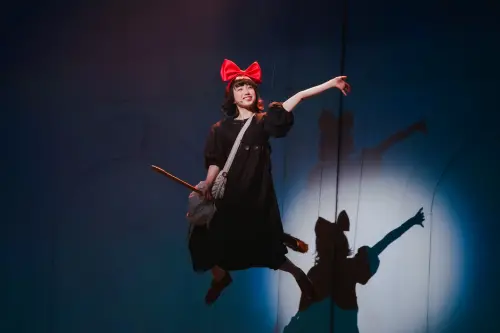 ▲《魔女宅急便》音樂劇主角「琪琪」（山戶穗乃葉飾）在全新交響樂版本的烘托下逆風翱翔，帶領觀眾一同經歷尋找自我勇氣的蛻變旅程。（圖／MNA）