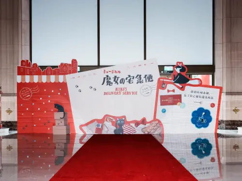 ▲台北國家戲劇院大廳設置《魔女宅急便》大型主題背板。（圖／MNA）