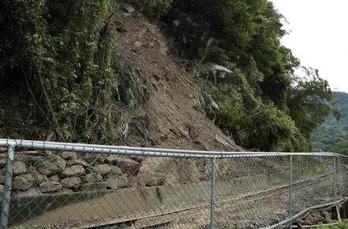 ▲台鐵內灣支線九芎坪隧道口邊坡土石鬆動情形。（圖／新竹縣政府提供）