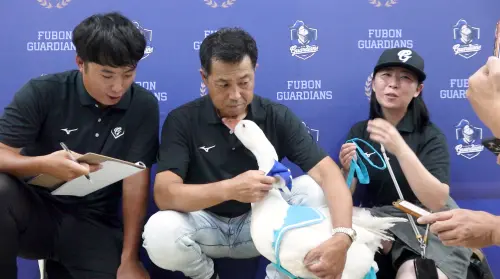 ▲隊鴨與富邦悍將二軍教練島﨑毅情同父女，但島﨑毅認為，比起女兒，隊鴨更像是他女朋友。（圖／記者陳云茹攝）