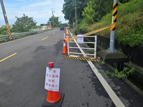 ▲外埔區水美里溪底路受巴威颱風豪雨影響發生邊坡土石滑落，區公所已設置警戒範圍(圖／民政局提供2026.7.12)