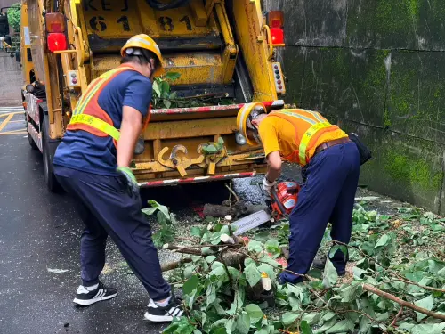 ▲巴威颱風造成北市部分道路樹木倒塌、招牌飛落及斷枝雜物散落，為提供市民朋友順暢的通行道路，環保局清潔隊連夜出勤進行清理工作。（圖／台北市環保局）