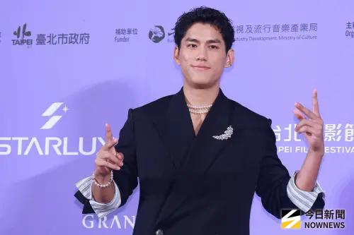 ▲朱軒洋以《功夫》角逐最佳男配角，他選穿黑色寬版西裝搭配胸針，俐落又帥氣。（圖／記者葉政勳攝影）