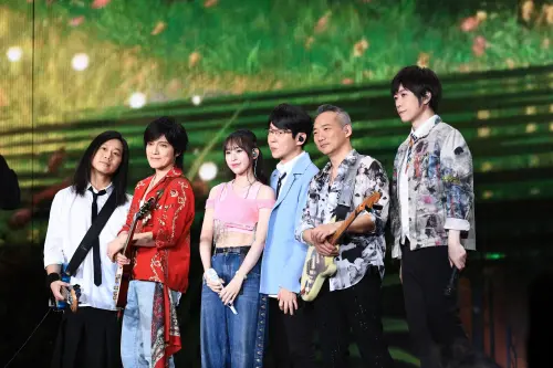 ▲五月天（如圖）5525+2《回到那一天》25週年演唱會，11日場次因颱風攪局延至今日中午開唱，一天兩場預計創下大巨蛋連唱7小時的新紀錄。（圖／相信音樂提供）