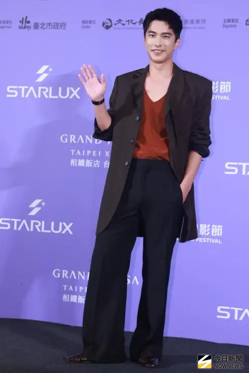 ▲曾敬驊拍照時放送招牌迷人笑容，台下媒體記者紛紛給予歡呼聲，人氣沸騰。（圖／記者葉政勳攝影）