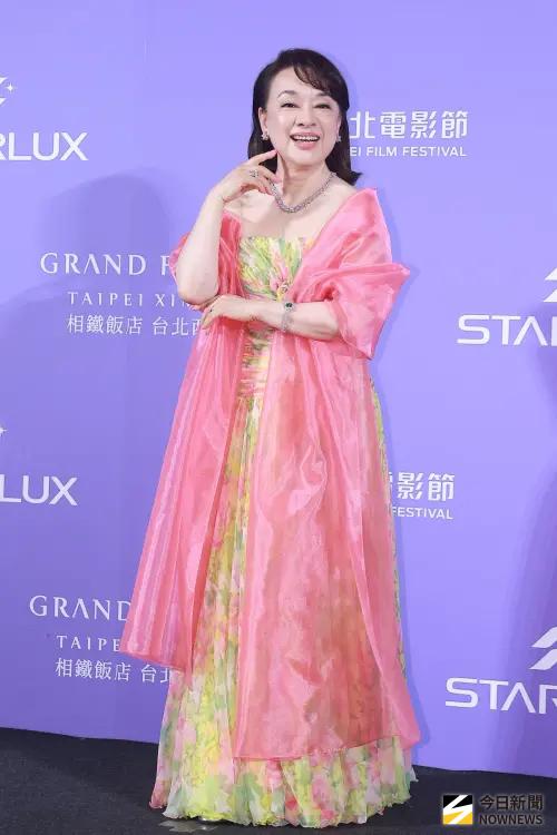 ▲翁倩玉以古典髮型搭配粉色雪紡晚禮服及披肩出席，散發巨星氣場。（圖／記者葉政勳攝影）