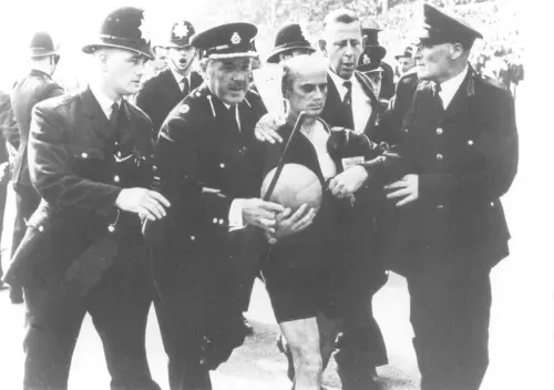 ▲阿根廷傳奇球星拉廷（Antonio Rattin）曾因1966年世界盃不滿裁判判決，拒絕離開球場，成為足球史上最著名的抗議事件之一，間接催生「紅黃牌」誕生。（圖／美聯社／達志影像）