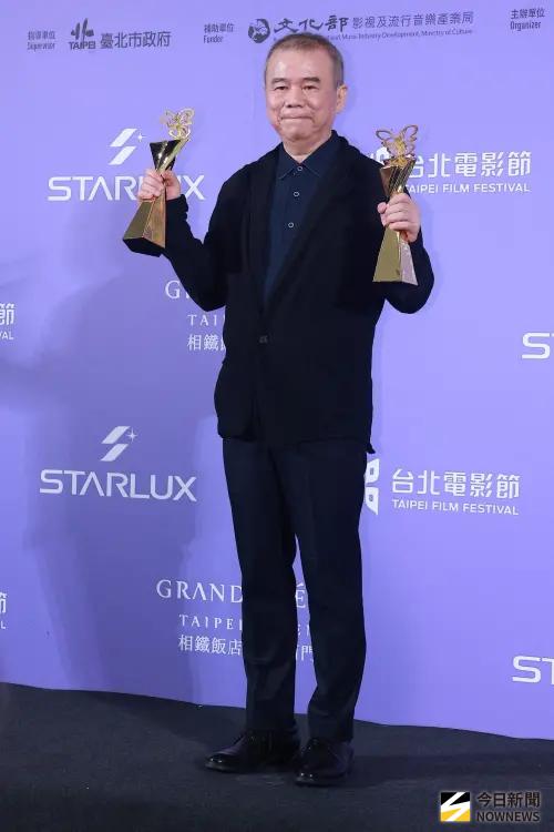▲《大濛》導演陳玉勳拿著台北電影節最佳編劇獎、最佳原創電影歌曲獎座。（圖／記者葉政勳攝）