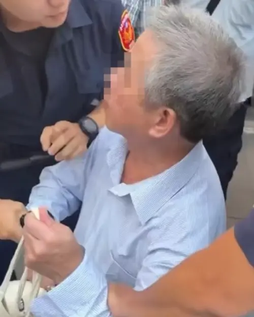 ▲有不少人直接前往西門町現場幫忙抓賊，隨後就有熱心民眾在不遠處找到了疑似盜竊彩券男子，並帶回現場交給警方處理。（圖／爆廢公社）