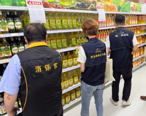 ▲台中市食品藥物安全處於7月12日晚間接獲福壽公司通報，確認旗下兩項食用油產品自主送驗後，檢驗結果均超過法定限量標準，不過福壽收到報告未立即通報，遭重罰600萬元。（圖/台中食安處提供）