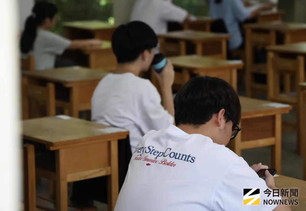 ▲115學年度大學分科測驗首日第三個科目數學甲在下午2時開始考試，得勝者文教稍早搶先提供題目參考答案，許多考生崩潰表示，此次考題是近三年最難。（圖／記者朱永強攝）