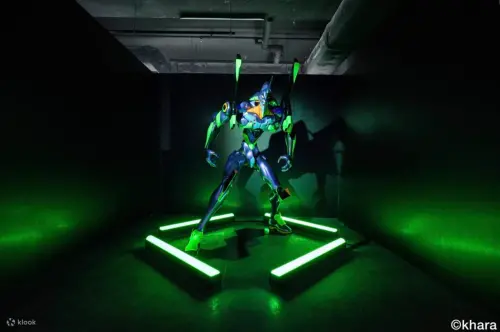 ▲ 現場設有初號機立體展示與拍照空間，結合燈光與裝置設計，讓粉絲近距離感受EVA經典魅力。（圖／Klook）