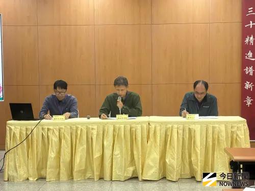 ▲分科測驗物理科台北高中教師群，左至右分別為建國高中賴奕帆、松山高中老師蔡皓偉、建國高中陳泓志。（圖／記者李青縈攝）