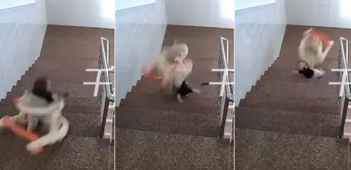 影/一分鐘沒顧就出事！廣東1歲娃學步車翻滾3米樓梯 監視器畫面曝