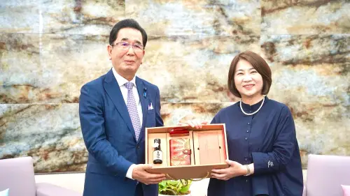 ▲縣長周春米致贈充滿屏東特色的貴賓禮盒。（圖／屏東縣府提供）
