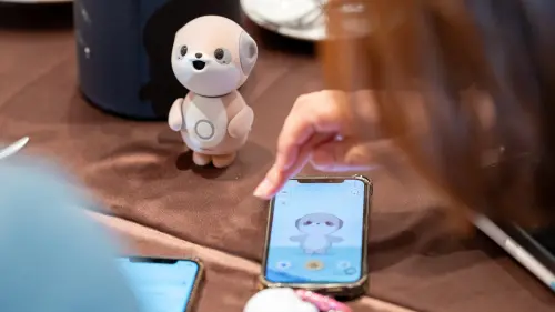 陪伴機器人Poketomo登台　「越聊越懂你」打造專屬AI陪伴體驗