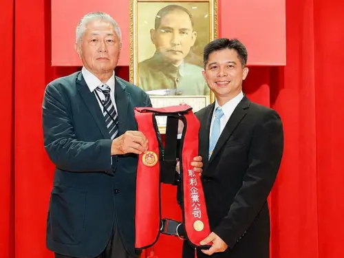 取之於社會用於社會！海巡署南部分署辦耿利企業捐充氣救生衣儀式