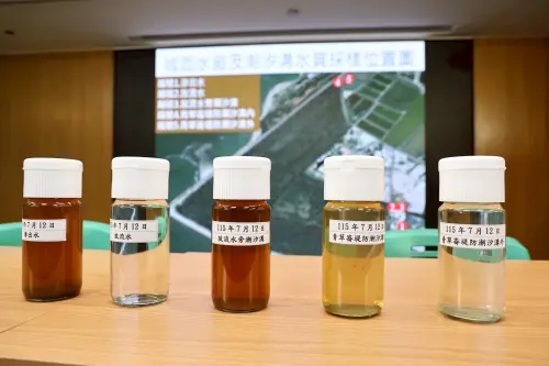 ▲ 環保局長許仁澤記者會現場展示五瓶不同水樣及說明取樣地點。（圖／南市府提供）