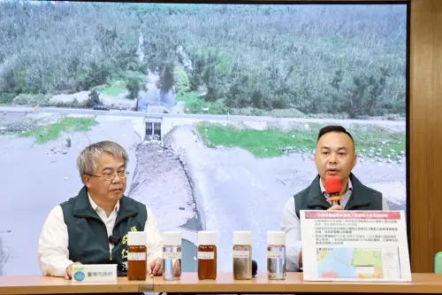 ▲交通局長王銘德(右)也於記者會中澄清市府並未限制外界。（圖／南市府提供）