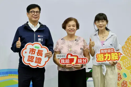 ▲年齡最長的畢業生70歲高雄市小港國中進修部陳鶯月（圖中）。(圖／高市府教育局提供)