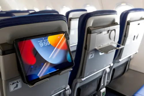 ▲A320neo Airspace客機為支援現代旅客自備裝置的娛樂習慣，特別導入智慧裝置支架。（圖／台灣虎航提供）