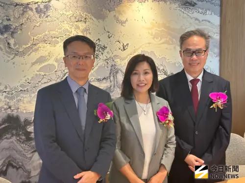 ▲ 中信銀行亞灣分行開幕，個人金融執行長楊淑惠（中）與私人銀行處長楊子宏（右）及財富管理經營處長謝宗權會後受訪合影。（圖／記者顏真真攝）
