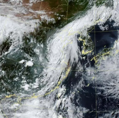 ▲巴威颱風登陸中國將近2天，雲系旋轉仍相當明顯，維持輕度颱風強度。（圖／氣象署）