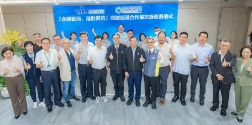 ▲台灣港務港勤公司與內政部國家公園署海洋國家公園管理處簽署合作備忘錄，期共構澎湖南方四島國家公園海域巡護新量能。(圖／台灣港務港勤公司提供)