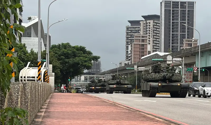    ▲M1A2T前往戰術位置，行經桃園領航南橋。（圖／記者陳韻年攝 2026,07,13）  
