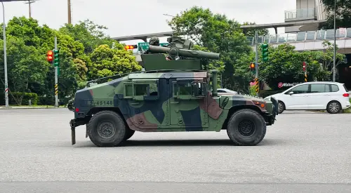 ▲M1167拖式飛彈車行經桃園青埔，前往戰術位置（圖／記者陳韻年攝 2026,07,13）