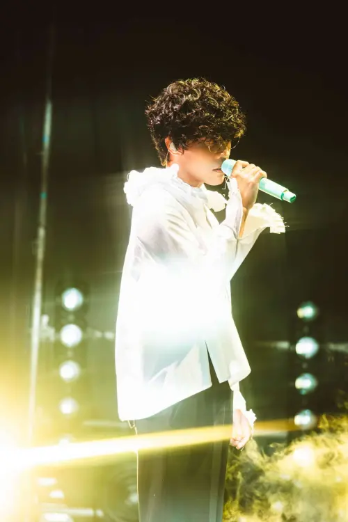 ▲盧廣仲（如圖）昨晚在北流舉辦演唱會，台上除了帶來個人新、舊歌曲，也特別演唱「方大同組曲」懷念好友。（圖／寬宏藝術x添翼文創提供）
