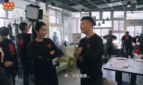 ▲阿翰（右）笑說隋棠（左）私下都會幫他按讚，應該是暗戀他。（圖／請世界吃桌YouTube）