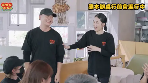 ▲千千（右）被阿翰（左）的驚喜登場嚇到。（圖／翻攝自YouTube@請世界吃桌）