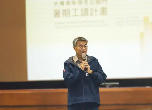 ▲ 高雄市副市長李懷仁出席115年度大專青年學生公部門暑期工讀計畫職前講習，勉勵青年透過實際參與市政，並發揮年輕世代的數位創新基因，為市政注入新氣象。（圖／高市府青年局提供）