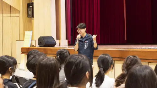▲ 青年局長林楷軒勉勵暑期工讀青年透過實質的實習內涵，提早對接職場，以作為未來是否規劃投入國家考試、為社會服務的職涯參考。