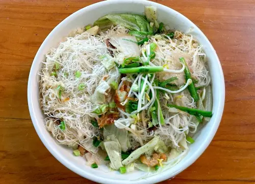 ▲「一哥炊粉」嚴選在來米製作傳統炊粉，搭配帶有肉香與蘿蔔清甜的貢丸湯，質樸美味獲得 2026 必比登推介肯定。（圖／米其林指南提供）