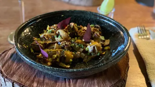▲從台北移師新竹縣的「季風 Monsoon」，以客家芋頭湯發想的創新蔬食料理驚艷 2026 米其林密探。（圖／翻攝自米其林指南）