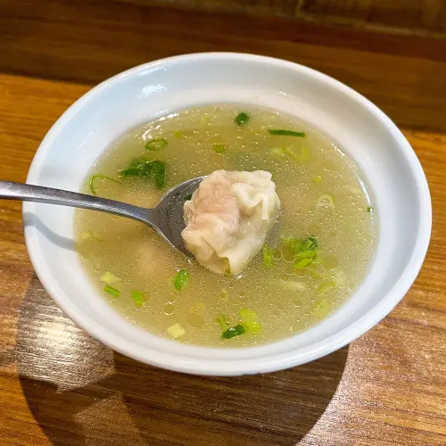 ▲推薦「東沐。食在」鴨肉料理配餛飩湯。（圖／米其林指南guide.michelin.com）