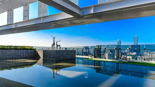 ▲甲六園建設「欣民權」頂樓空中景觀公設，坐擁高雄市中心天際線視野，以開放式休憩空間結合自然景觀設計，打造兼具放鬆感與城市美學的幸福住宅環境。(圖／甲六園建設提供)