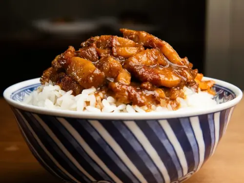 ▲開囍主打各式滷肉料理，以台式滷肉、紅燒控肉及酥炸滷大排最具代表性。（圖／翻攝自開囍IG）