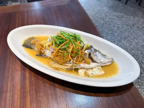 ▲阿爸的客家菜的鳳梨醬清蒸鮮魚。（圖／米其林指南提供）