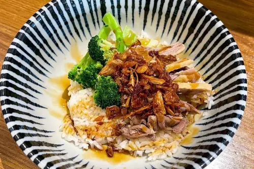 ▲東沐。食在的古早味油蔥鴨肉飯。（圖／米其林指南提供）